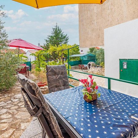 Amazing Apartment In Pula With Kitchen Екстериор снимка