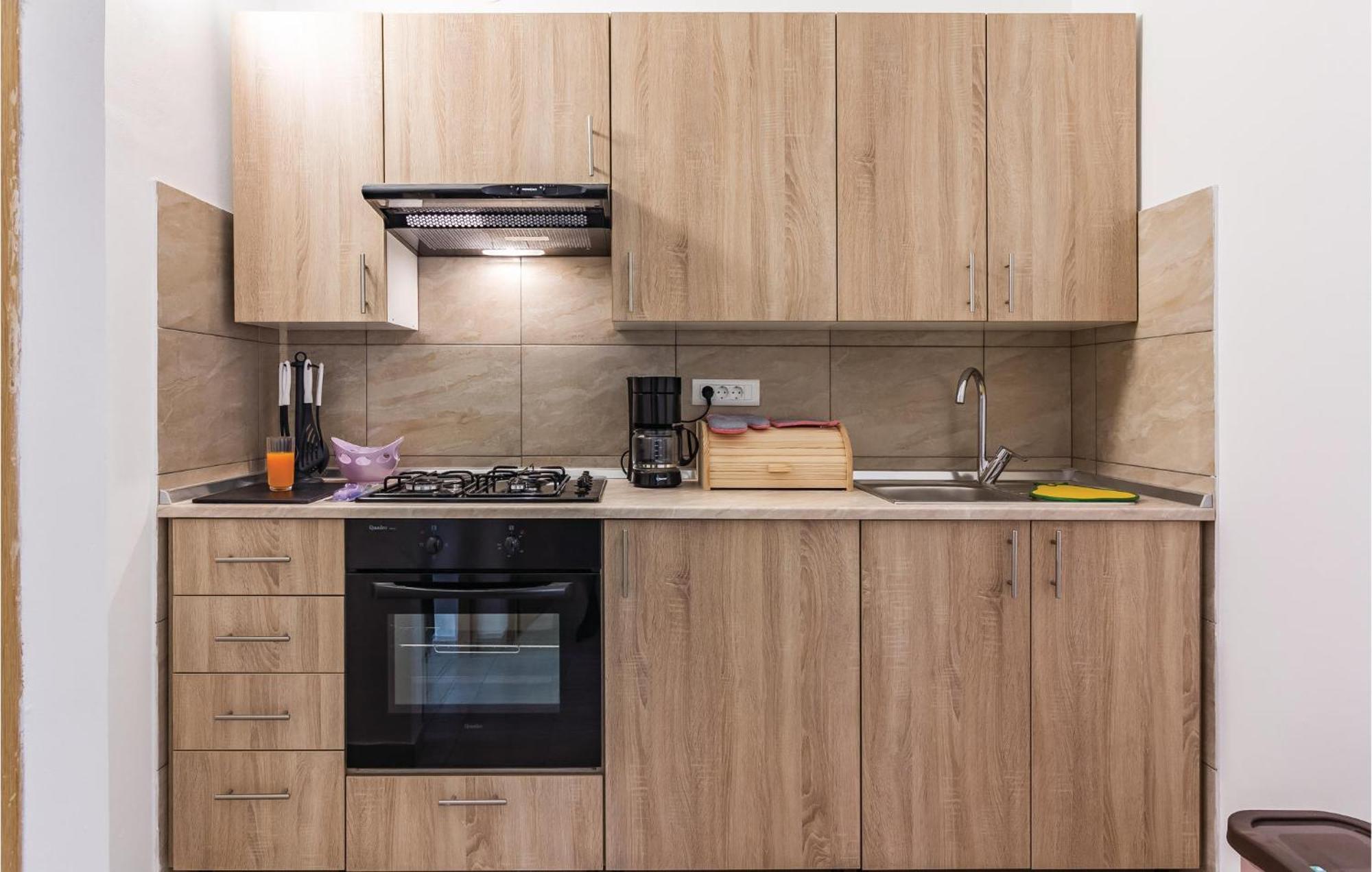 Amazing Apartment In Pula With Kitchen Екстериор снимка