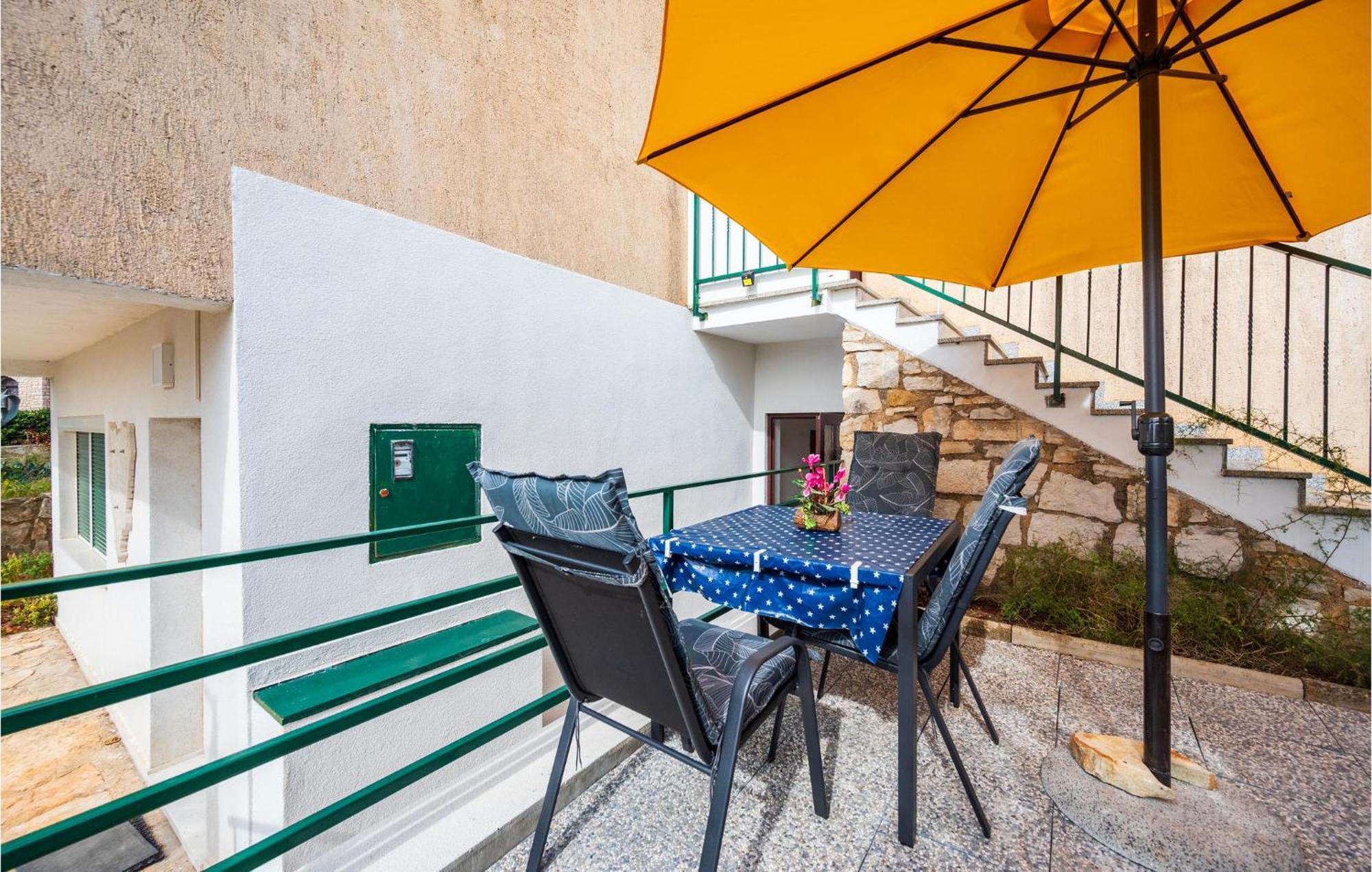Amazing Apartment In Pula With Kitchen Екстериор снимка
